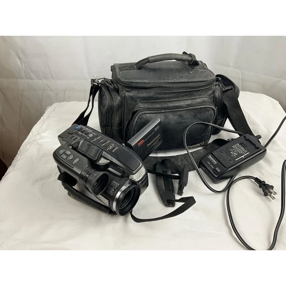 Panasonic Palmcorder PV-L558 VHS Digital Camcorder 23x Zoom Case Charger Used